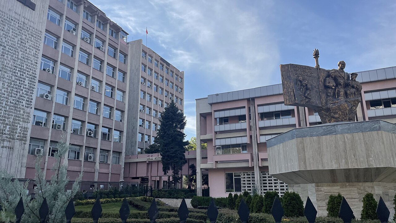 Yaklaşık 17 milyon öğrenci ders başı yaptı